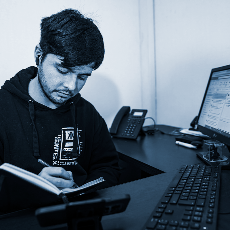 Profesional de UnderMarket planificando un proyecto tecnológico